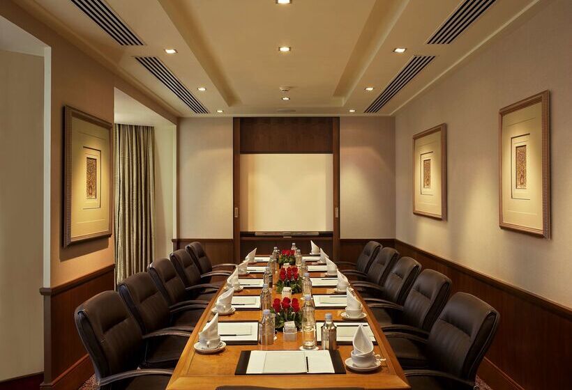 Отель The Leela Mumbai