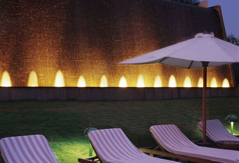 Отель The Leela Mumbai