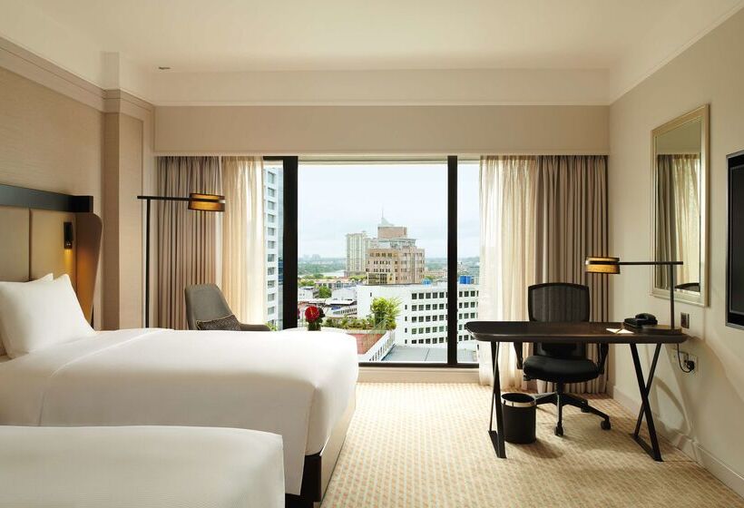 هتل Hilton Kuching