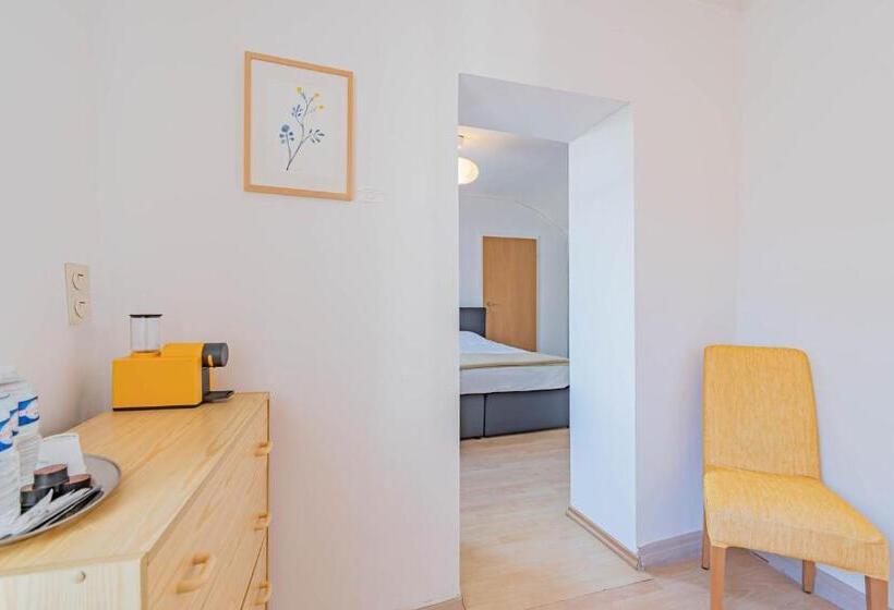 هتل Hôtel Le Petit Poète