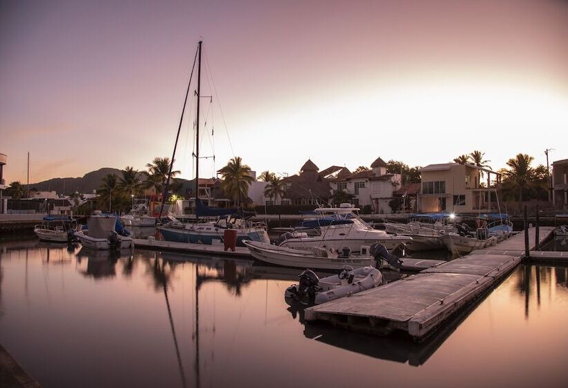 Cabo Blanco Hotel And Marina