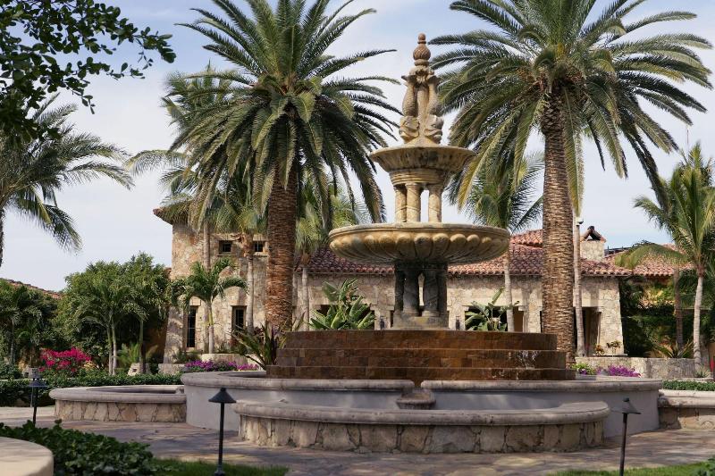 هتل Hacienda Beach Club & Residences