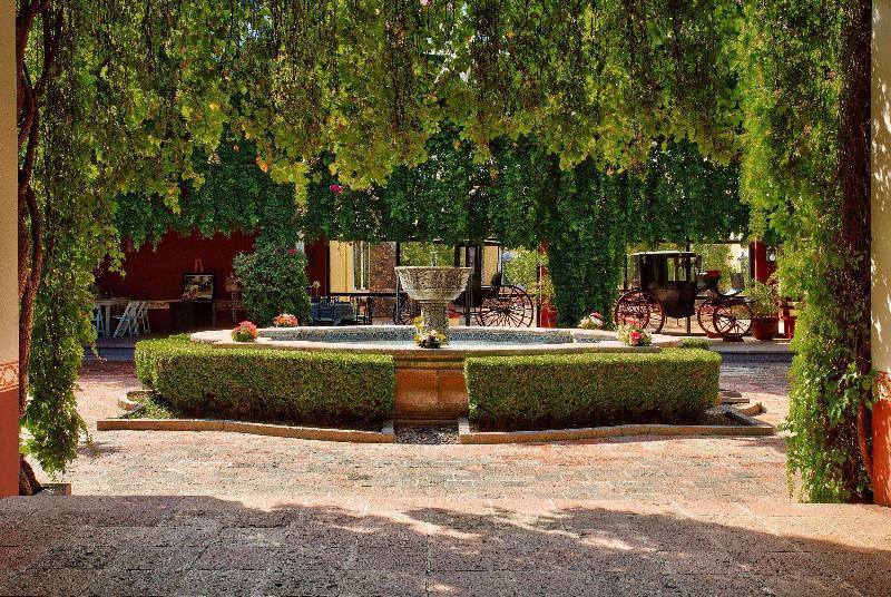 هتل Hacienda Jurica By Brisas