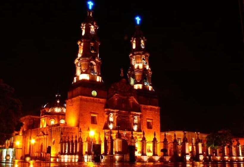 هتل Medrano Temáticas And Business Rooms Aguascalientes