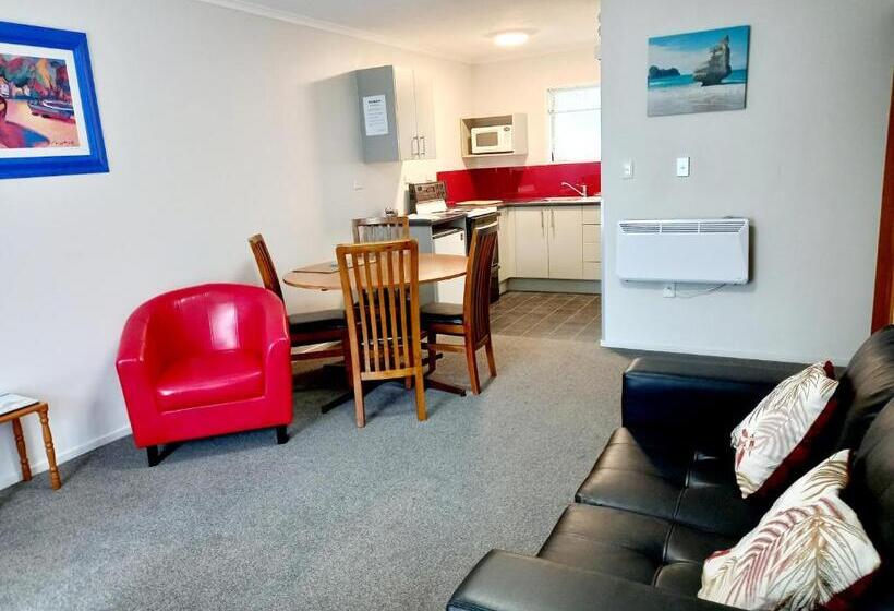 Academy Lodge Motel