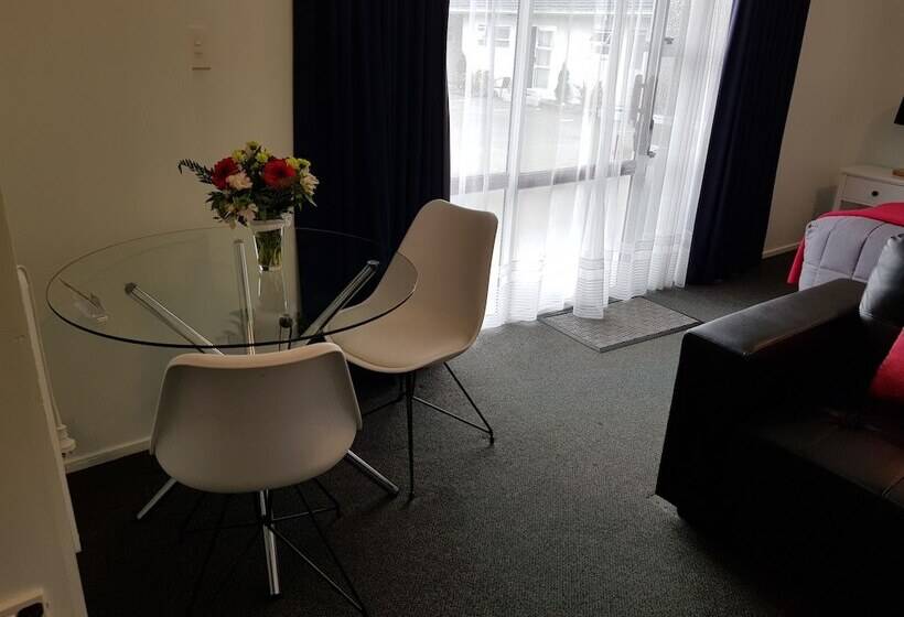 Courtesy Court Motel