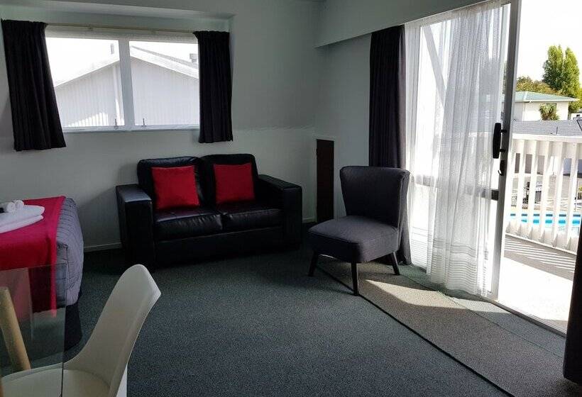 Courtesy Court Motel