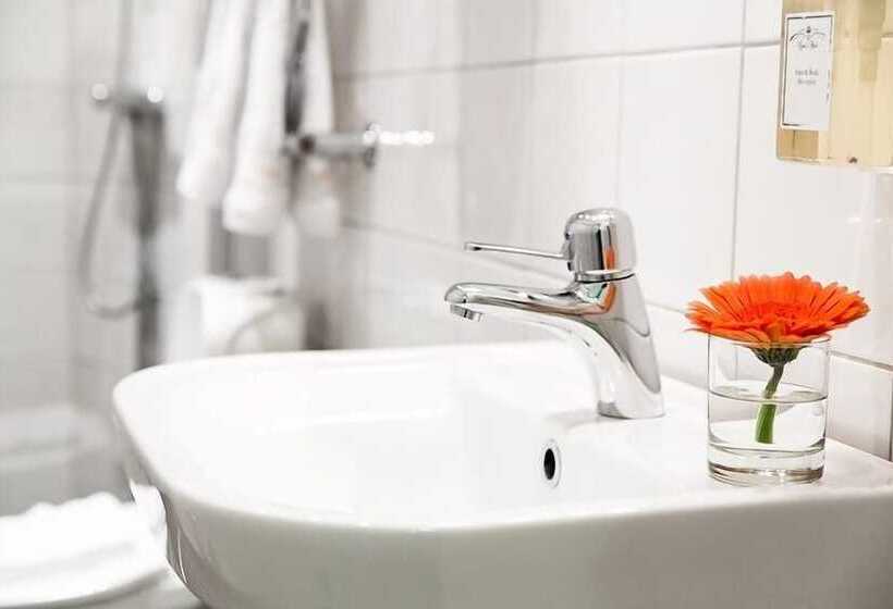 Queen S Hotel By First Hotels