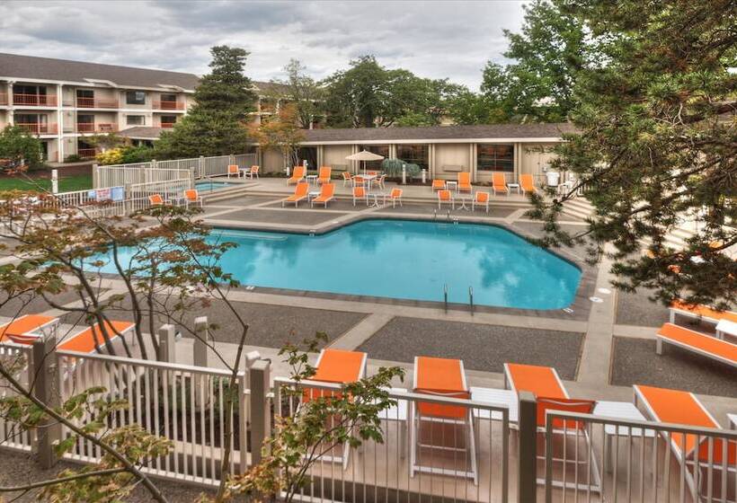 Ashland Hills Hotel & Suites