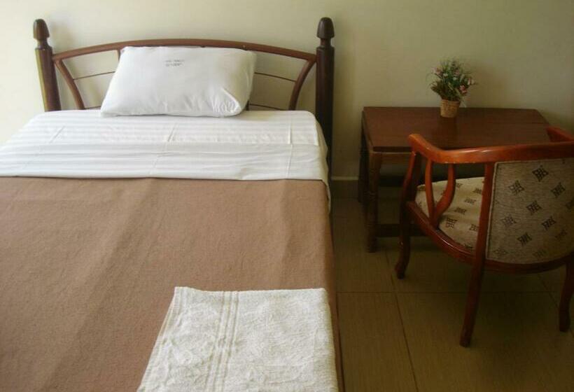 هتل Acholi Inn