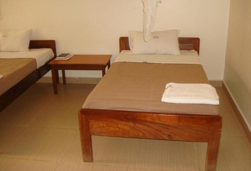 هتل Acholi Inn