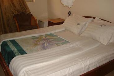 هتل Acholi Inn
