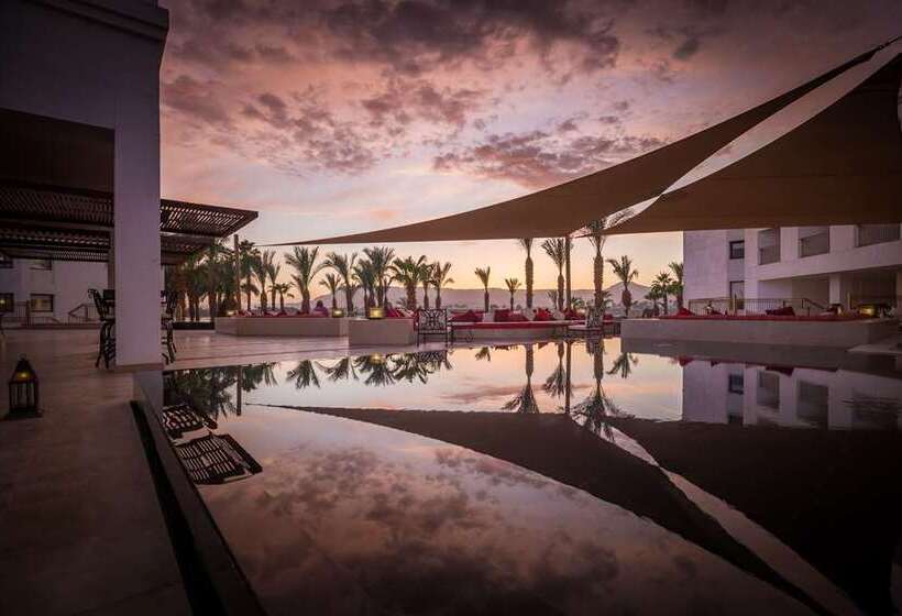 هتل Hilton Luxor Resort & Spa