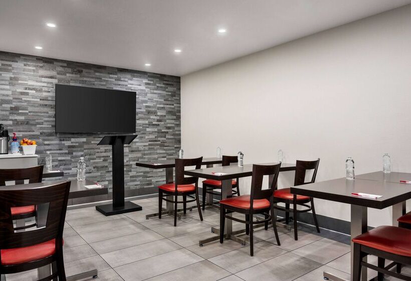 فندق Ramada By Wyndham Anaheim Convention Center