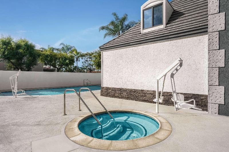 فندق Ramada By Wyndham Anaheim Convention Center