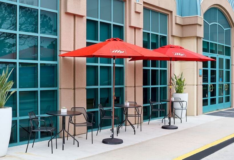 هتل Renaissance Los Angeles Airport