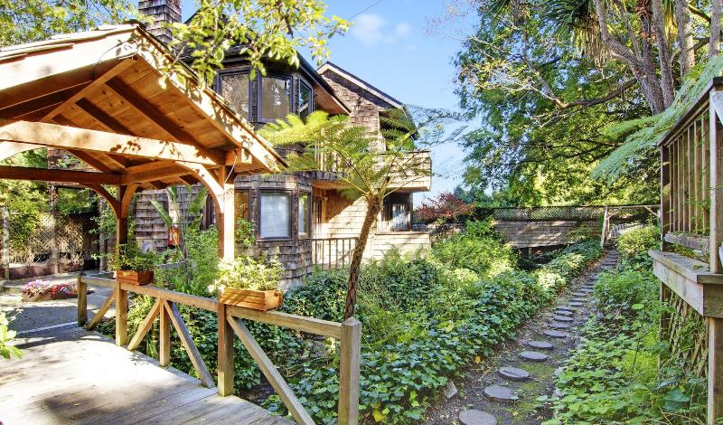 هتل Babbling Brook Inn