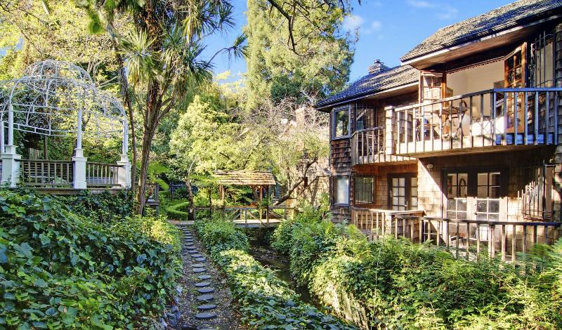هتل Babbling Brook Inn