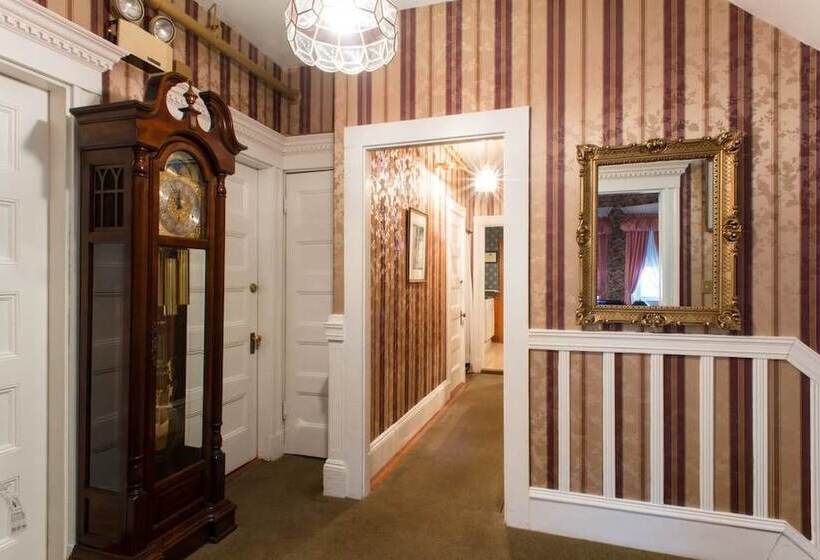 호텔 The Coolidge Corner Guest House: A Brookline Bed And Breakfast