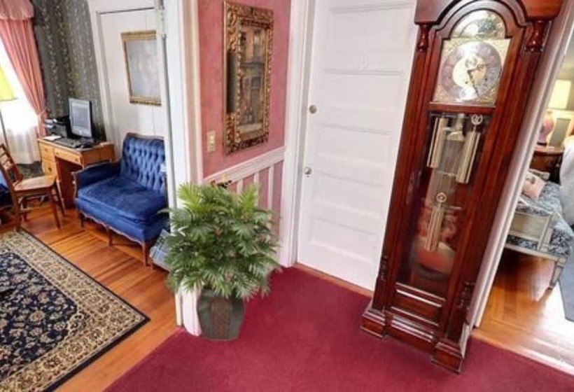 בית מלון כפרי The Coolidge Corner Guest House: A Brookline Bed And Breakfast