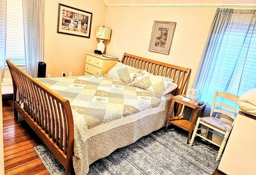 בית מלון כפרי The Coolidge Corner Guest House: A Brookline Bed And Breakfast