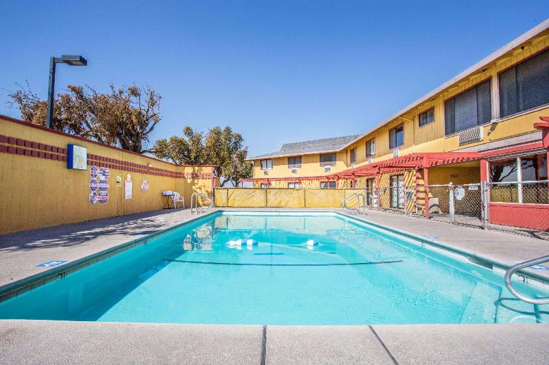 בית מלון כפרי Travelodge By Wyndham Turlock