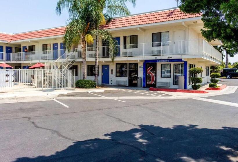 Motel 6bakersfield, Ca  Convention Center