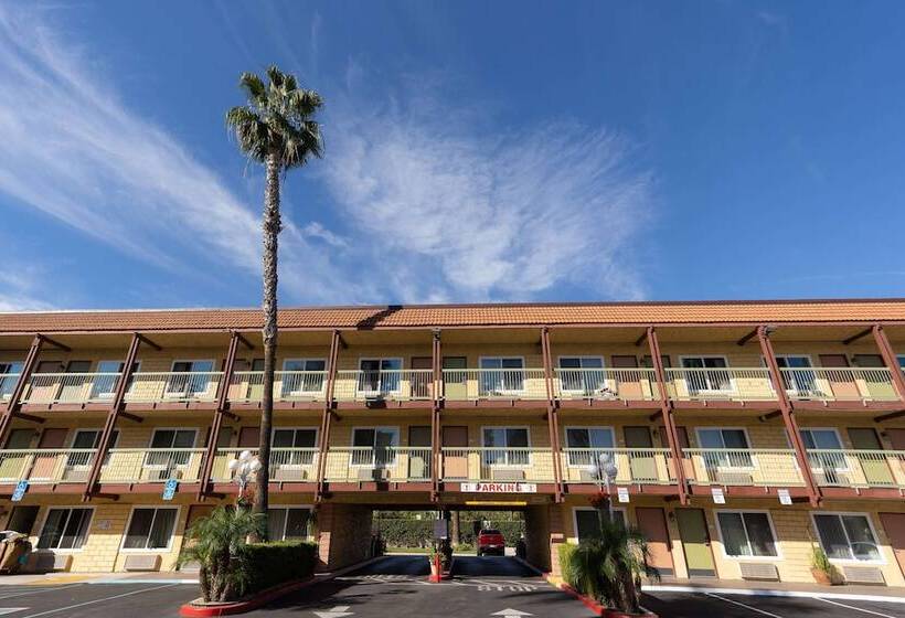 Мотель Super 8 By Wyndham Anaheim/disneyland Drive