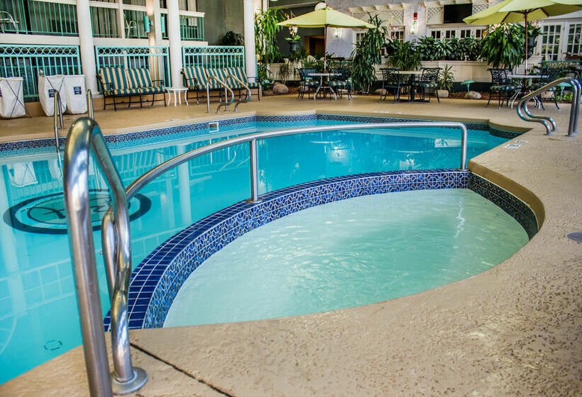 هتل Ramada By Wyndham Bel Aire Erie