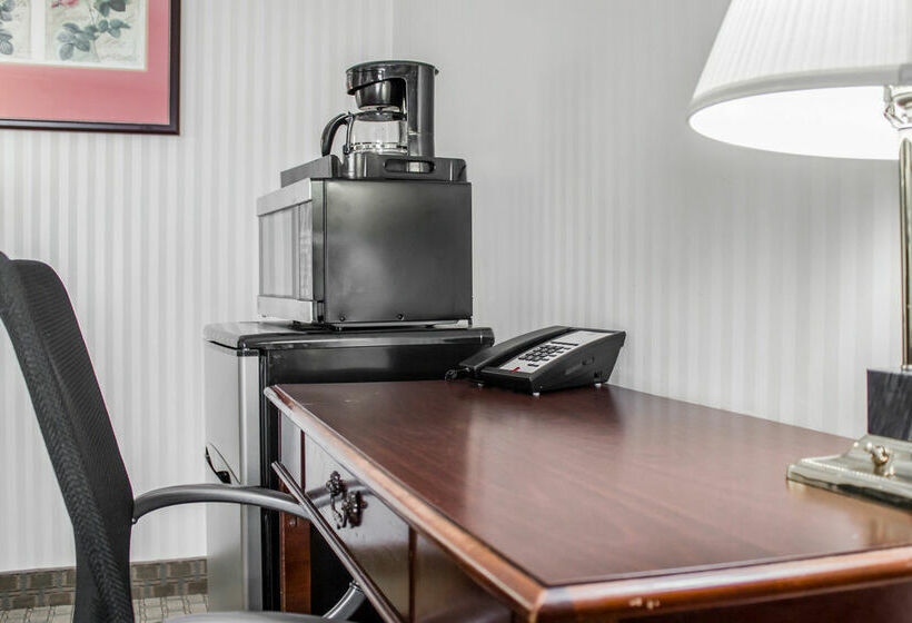 בית מלון כפרי Ramada By Wyndham Bel Aire Erie