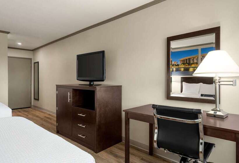 בית מלון כפרי Baymont By Wyndham Monterey Park