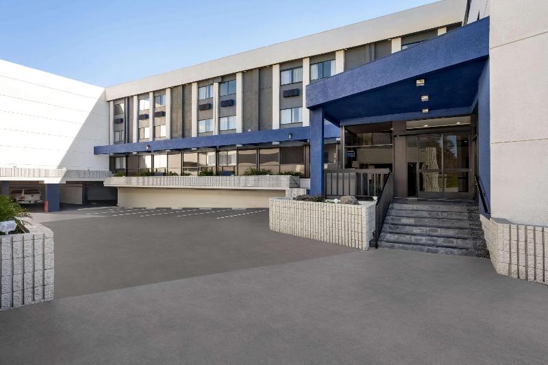 בית מלון כפרי Baymont By Wyndham Monterey Park