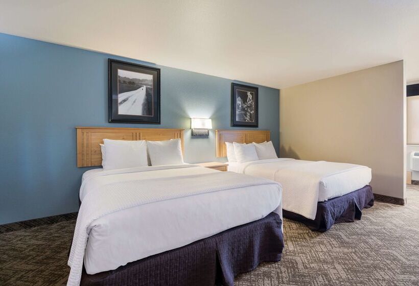 هتل Best Western Golden Spike Inn & Suites