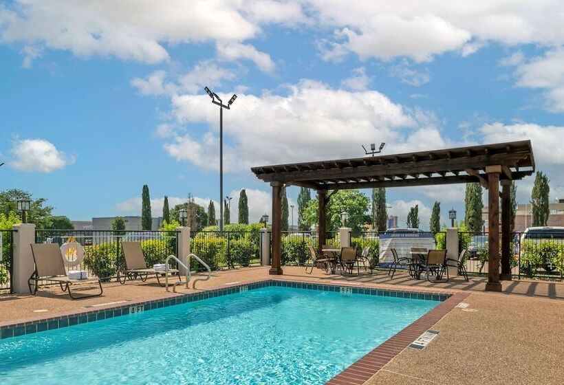 בית מלון כפרי Best Western Plus Denton Inn & Suites