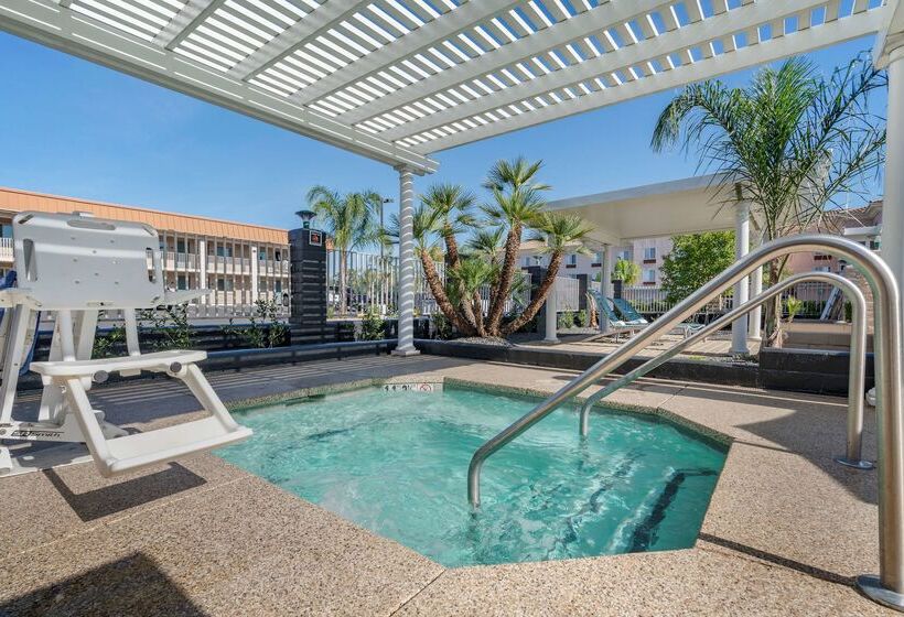 בית מלון כפרי Best Western Plus Hilltop Inn
