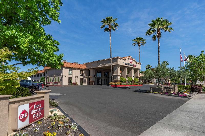 בית מלון כפרי Best Western Plus Hilltop Inn