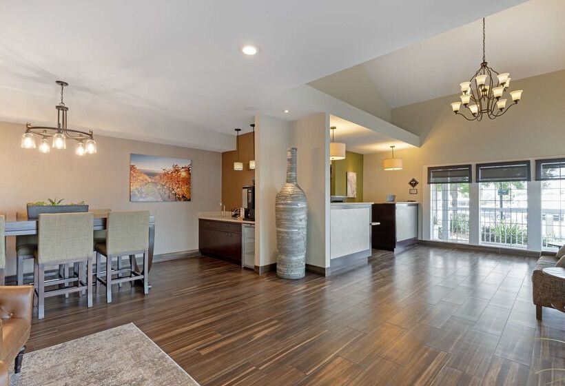 هتل Best Western Plus Inn At The Vines