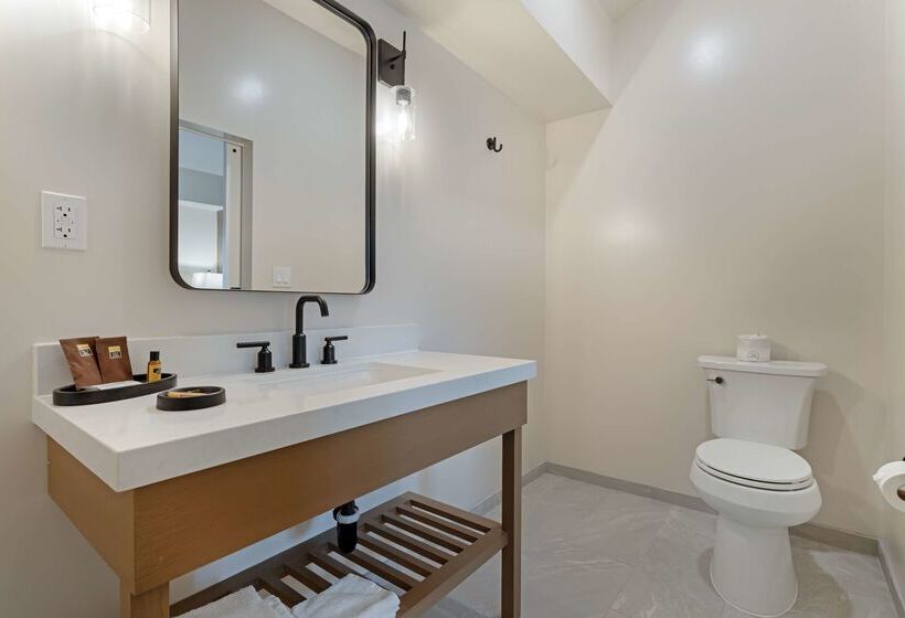 هتل Best Western Plus Inn At The Vines