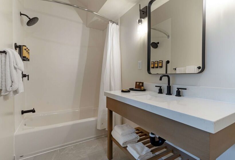 هتل Best Western Plus Inn At The Vines