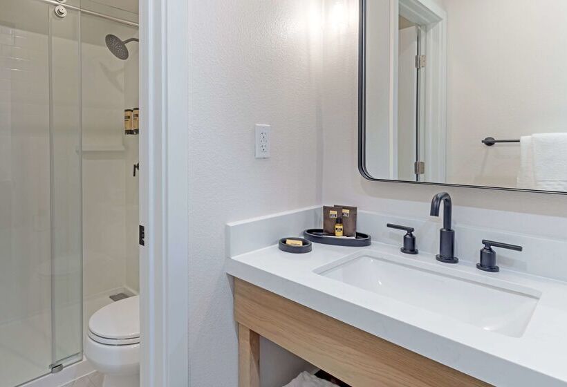 هتل Best Western Plus Inn At The Vines