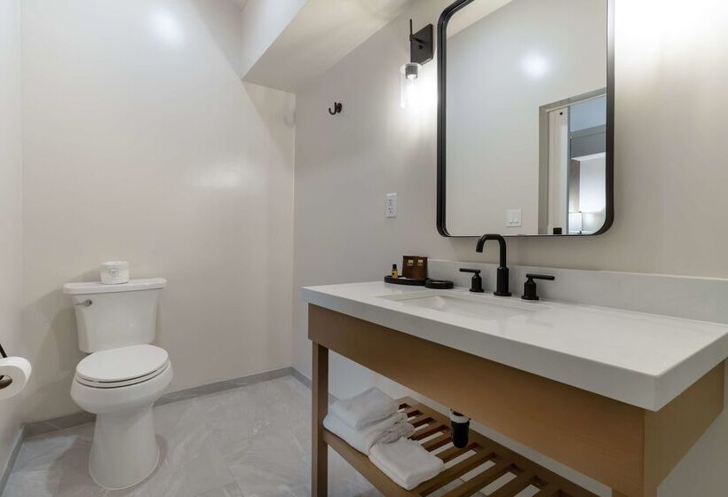 هتل Best Western Plus Inn At The Vines