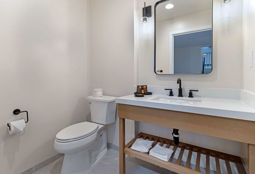 هتل Best Western Plus Inn At The Vines