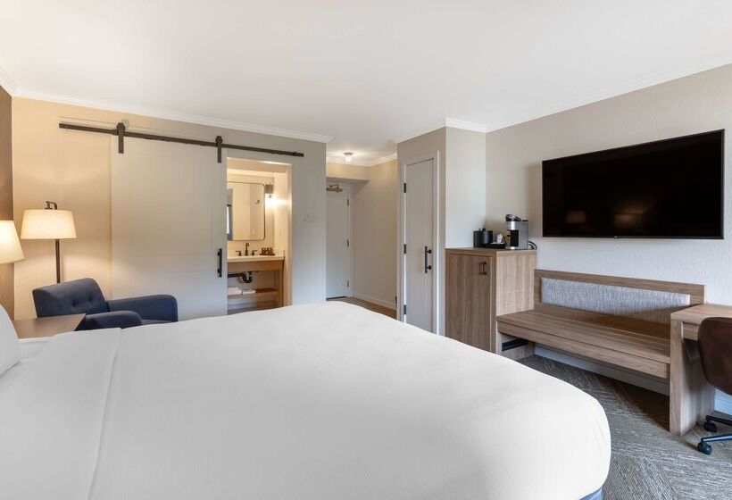 هتل Best Western Plus Inn At The Vines