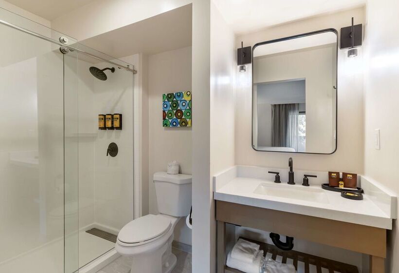 هتل Best Western Plus Inn At The Vines