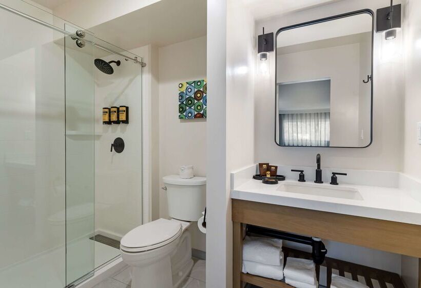 هتل Best Western Plus Inn At The Vines