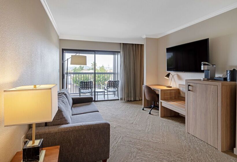 هتل Best Western Plus Inn At The Vines