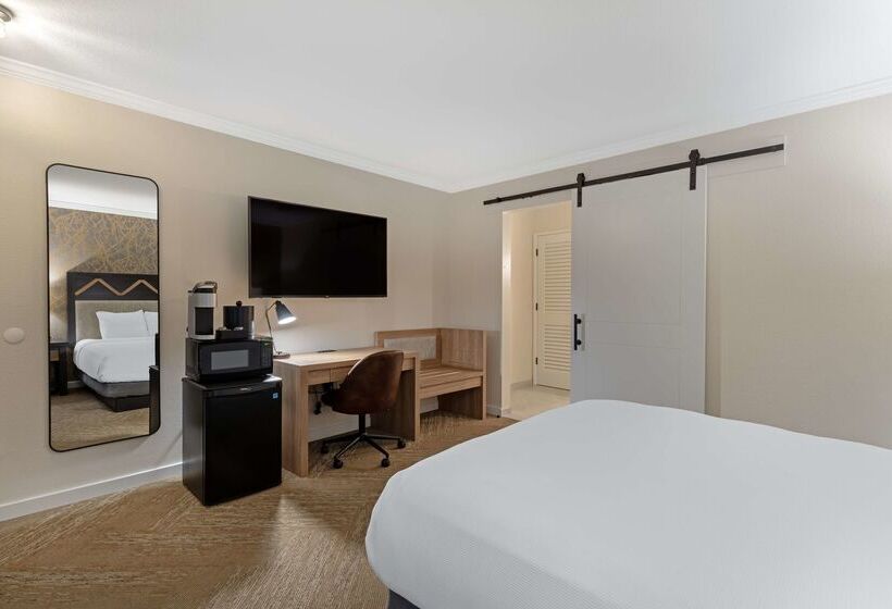 هتل Best Western Plus Inn At The Vines