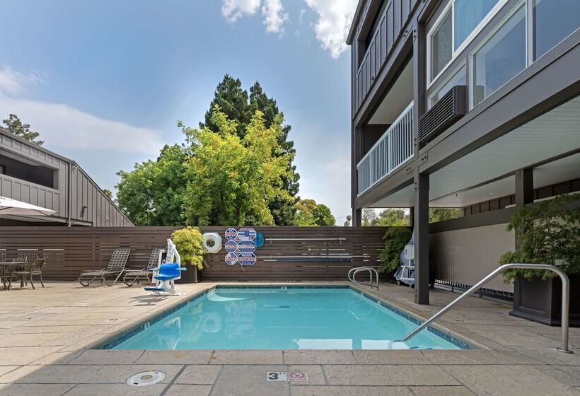 هتل Best Western Plus Inn At The Vines