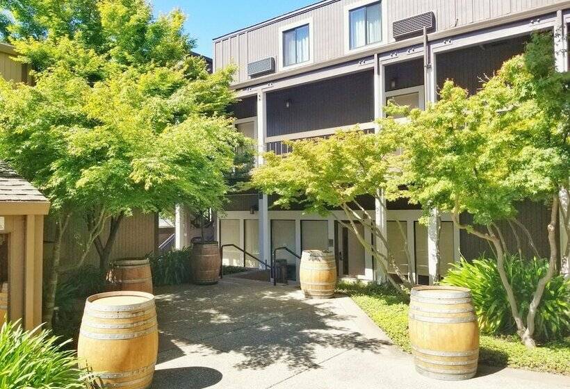 هتل Best Western Plus Inn At The Vines