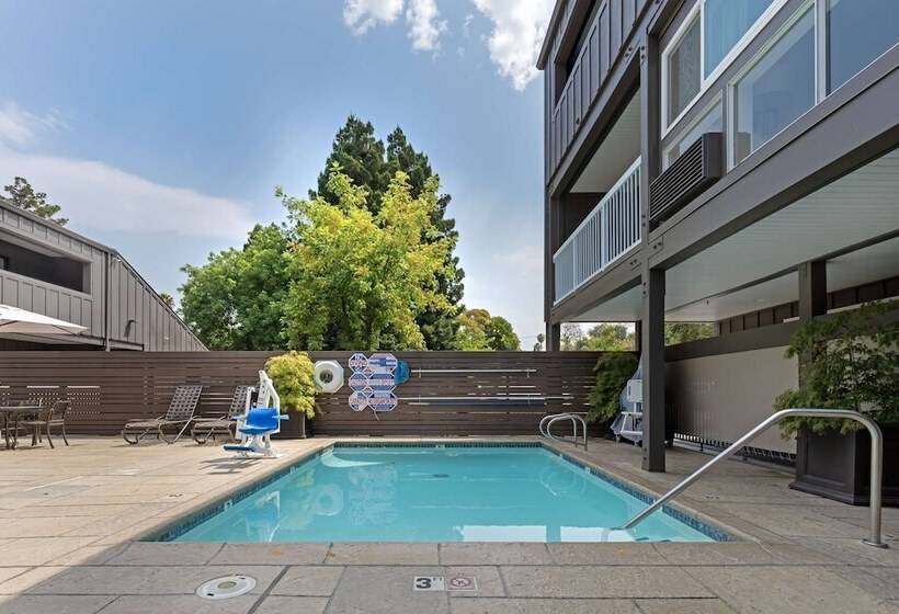هتل Best Western Plus Inn At The Vines